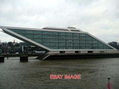 FOTO HAMBURG DOCKLAND BÜROGEBÄUDE DOCKLAND BÜROGEBÄUDE AM FLUSS E