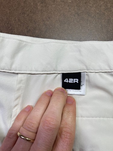 UA Under Armour Men's 42 Cream Performance Shorts 8.5" Inseam - Picture 2 of 9