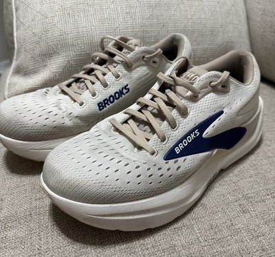Size 9.5 Men's Brooks Ghost Max 3, Coconut/Chateau/Navy in great condition