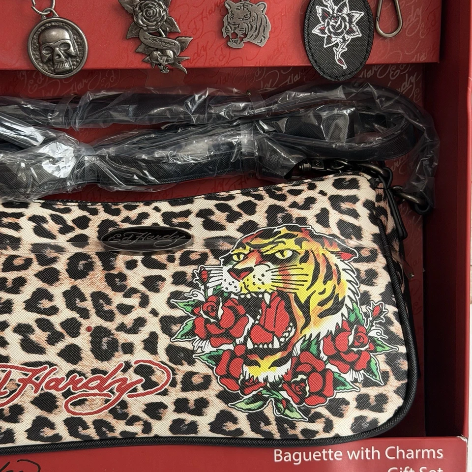 Ed Hardy Baguette Leopardo Bolso Bandolera de Hombro Conjunto de Regalo con Dijes Nuevo en Caja Foto 2 de 4