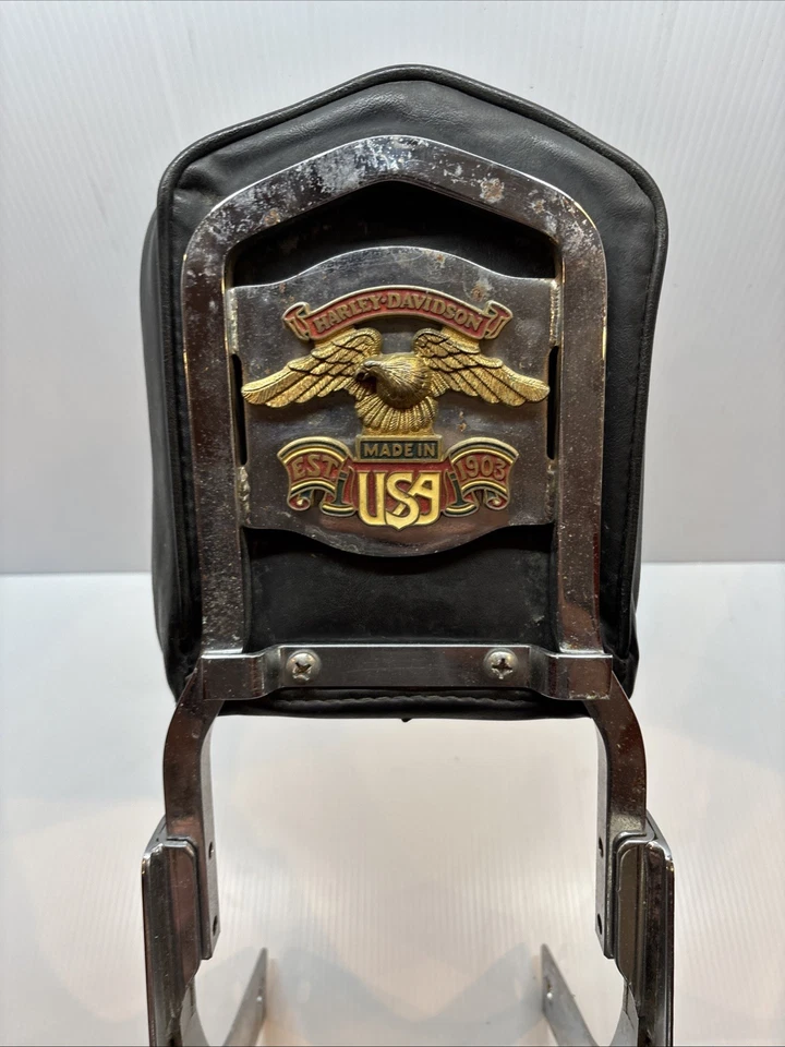HARLEY DAVIDSON CHROME OEM LEATHER PASSENGER BACK REST WITH GOLD EAGLE EMBLEM  Foto 4 de 4