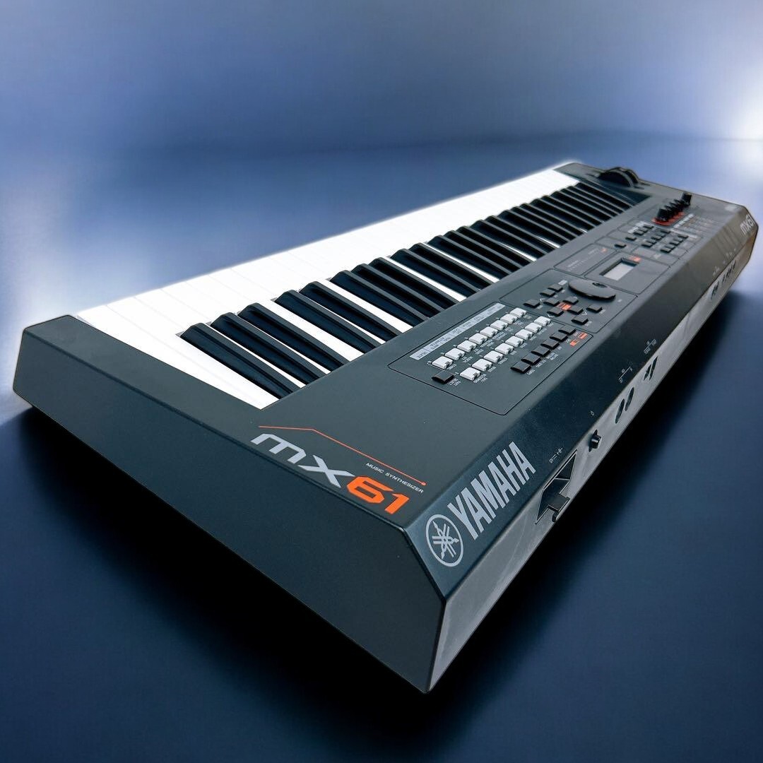 Yamaha MX61 Synthesizer Keyboard 61 Key Black Tested Working