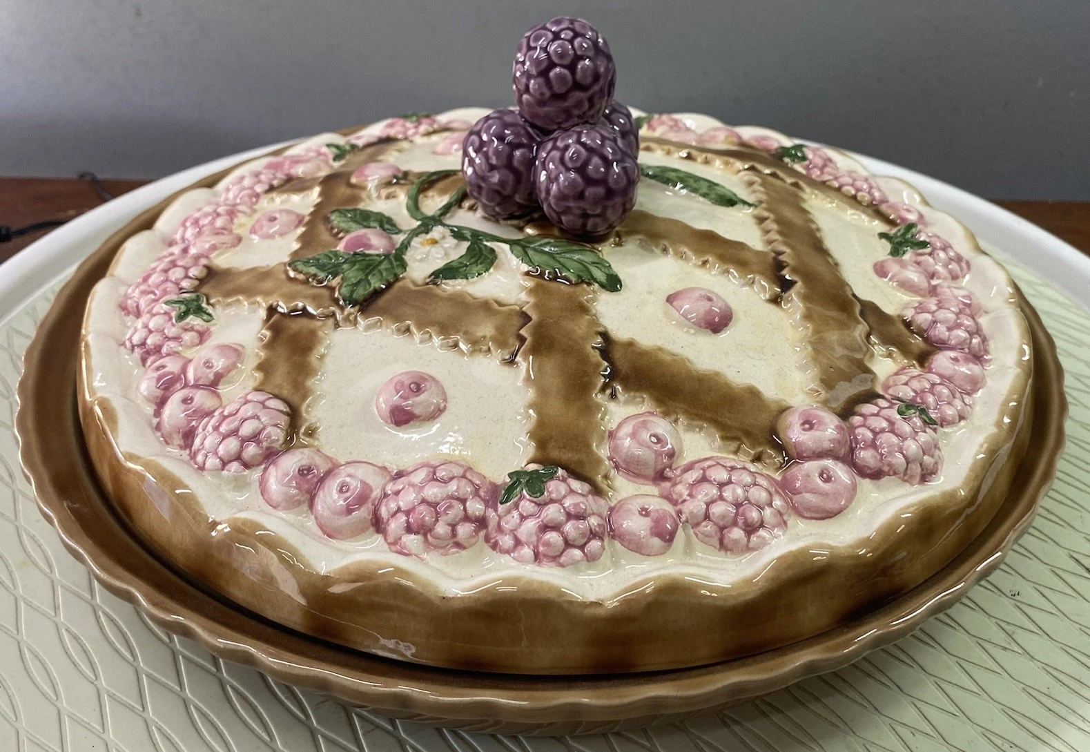 Silea Majolica Vtg. Blackberries Fruit Pie Keeper Pie Dish W/lid Portugal EUC
Opens in a new window