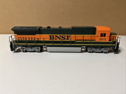 Échelle H0 - Walthers Locomotive Ge Dash 8-40B Burlington Miniature
