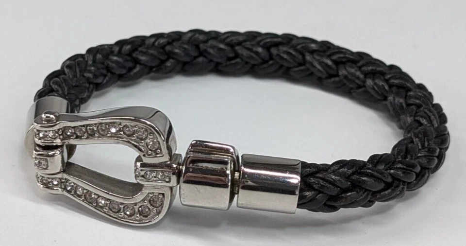 Brazalete de cuero trenzado con pedrería S. Oliver tono plata hebilla estilo broche Foto 3 de 4