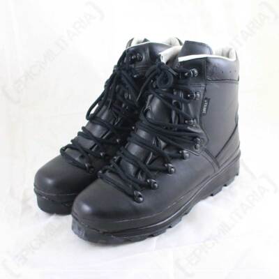 Nagelneue schwarze Bergstiefel im Stil der Bundeswehr Wandern