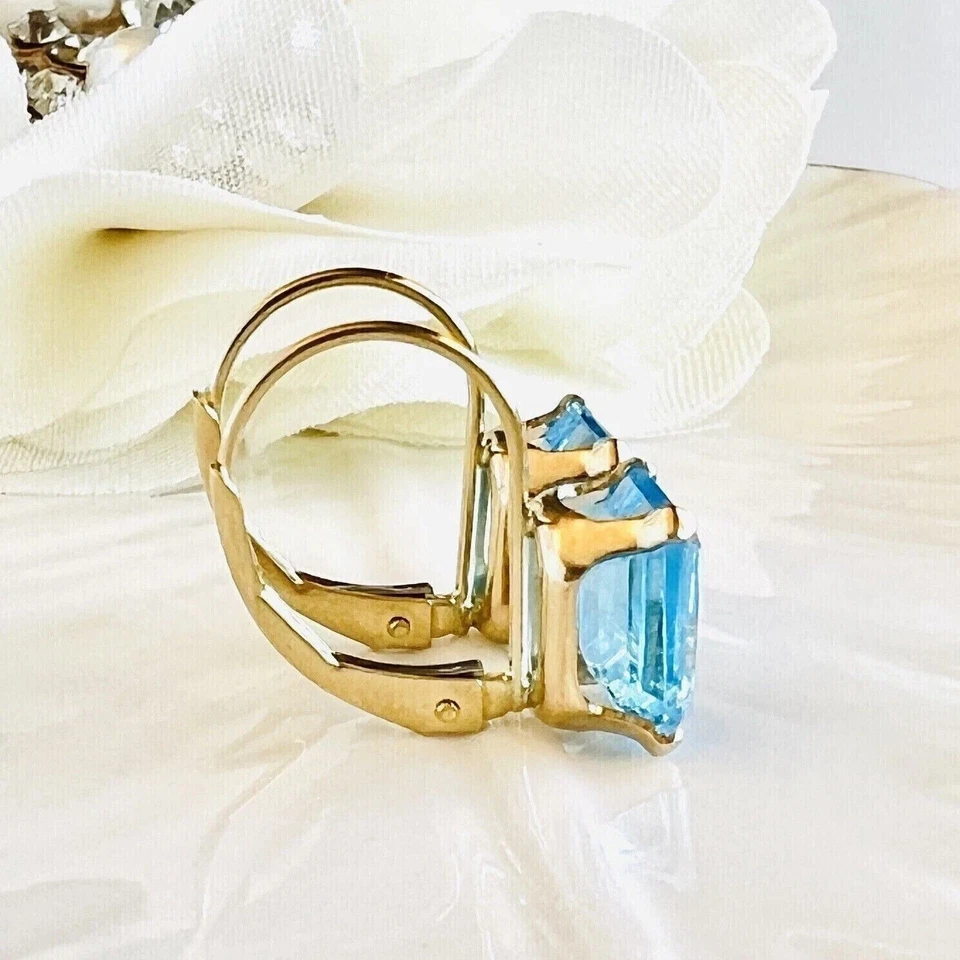 Pendiente aro colgante topacio azul simulado corte esmeralda de 3,00 quilates enchapado en oro amarillo de 14 quilates Foto 3 de 4