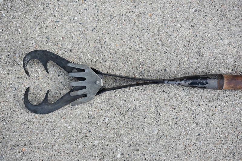NORLUND'S SPRING LOADED VINTAGE FISH GAFF / GRABBER - APPROXIMATE 4' W/ POLE