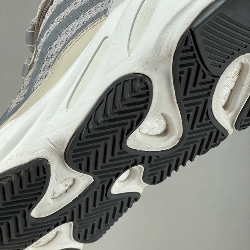 adidas YEEZY BOOST 700 V2 Mens 10  display picture 3