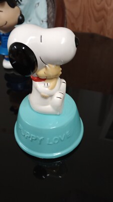 Peanuts Snoopy Ceramic Musical Figurine Willitts  #9304 Plays ''Puppy Love'' Nice!