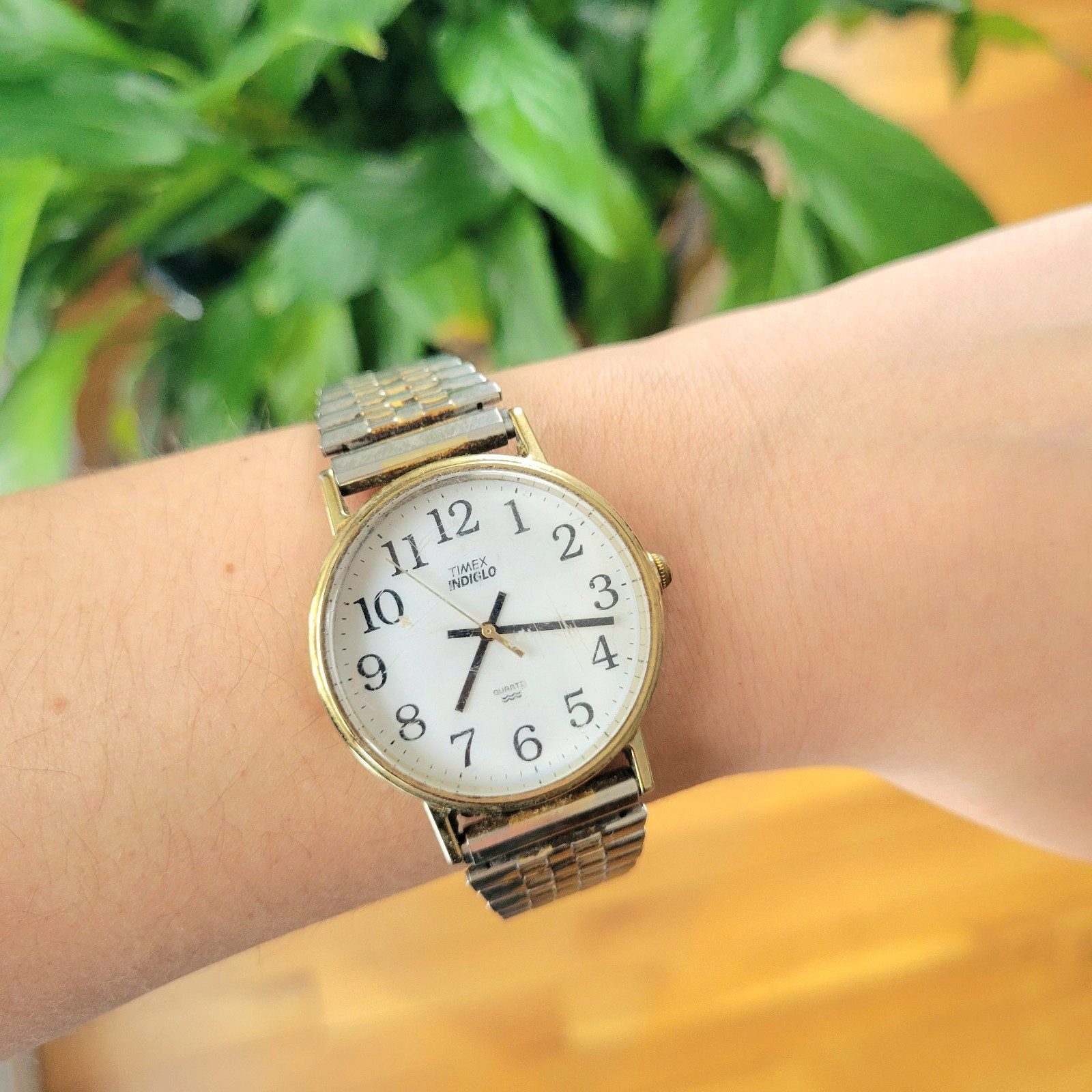 Vintage Timex Indiglo Quartz Silver & Gold Classic Unisex Vintage Timex Indiglo Quartz Silver & Gold Classic Unisex