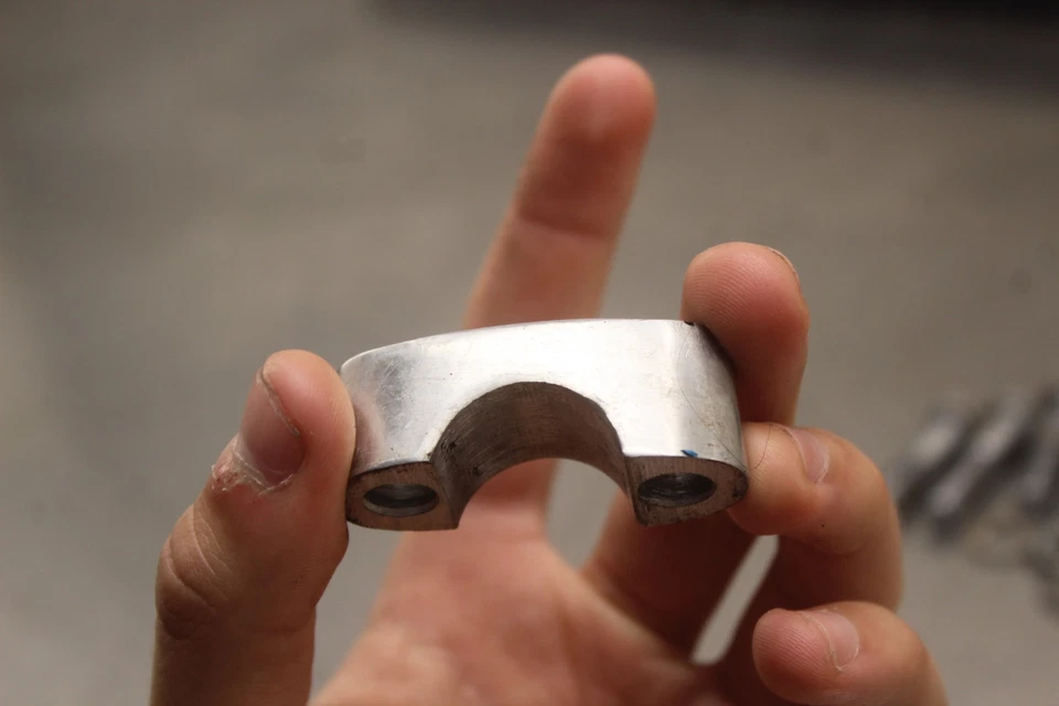 Yamaha DT1E 250 1971 abrazadera de cubierta de manillar S703 Foto 4 de 4