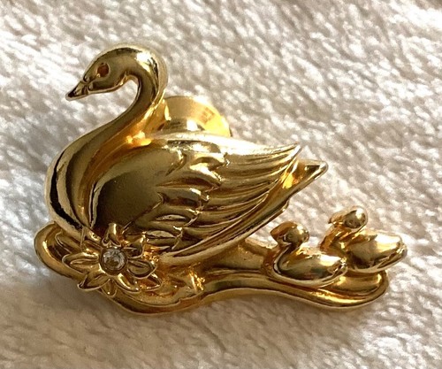 VTG Avon Precious Love Mother Swan & Cygnet Babies Rhinestone Accent Fashion Pin - Picture 2 of 4