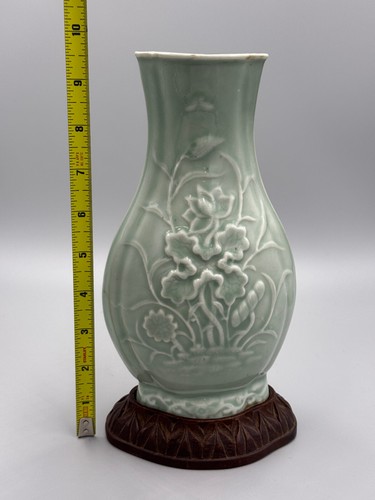 Antique 19th c Chinese Celadon Glaze Porcelain Vase 9 1/2 " with wood stand - Picture 11 of 13