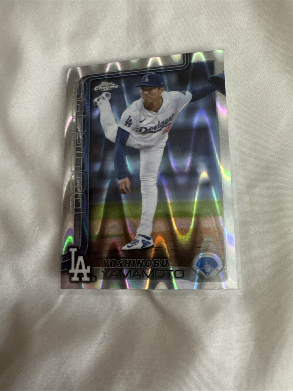 2025 Topps Chrome #179 Yoshinobu Yamamoto - Raywave Refractor - Dodgers