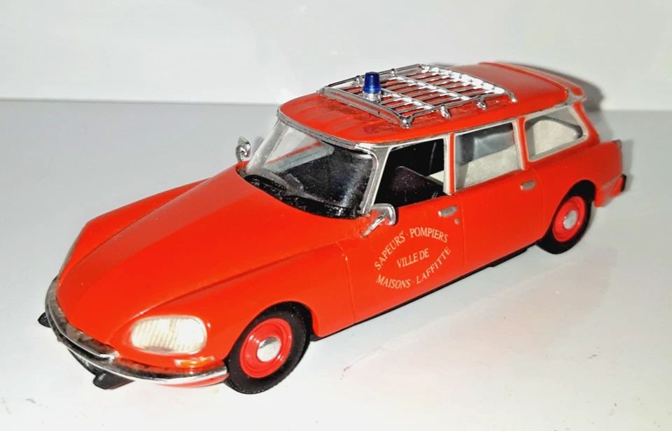 ID 20 CITROEN Break Ambulance Pompiers 1/43é Universal Hobbies no:/Atlas/Novev - Photo 2/4