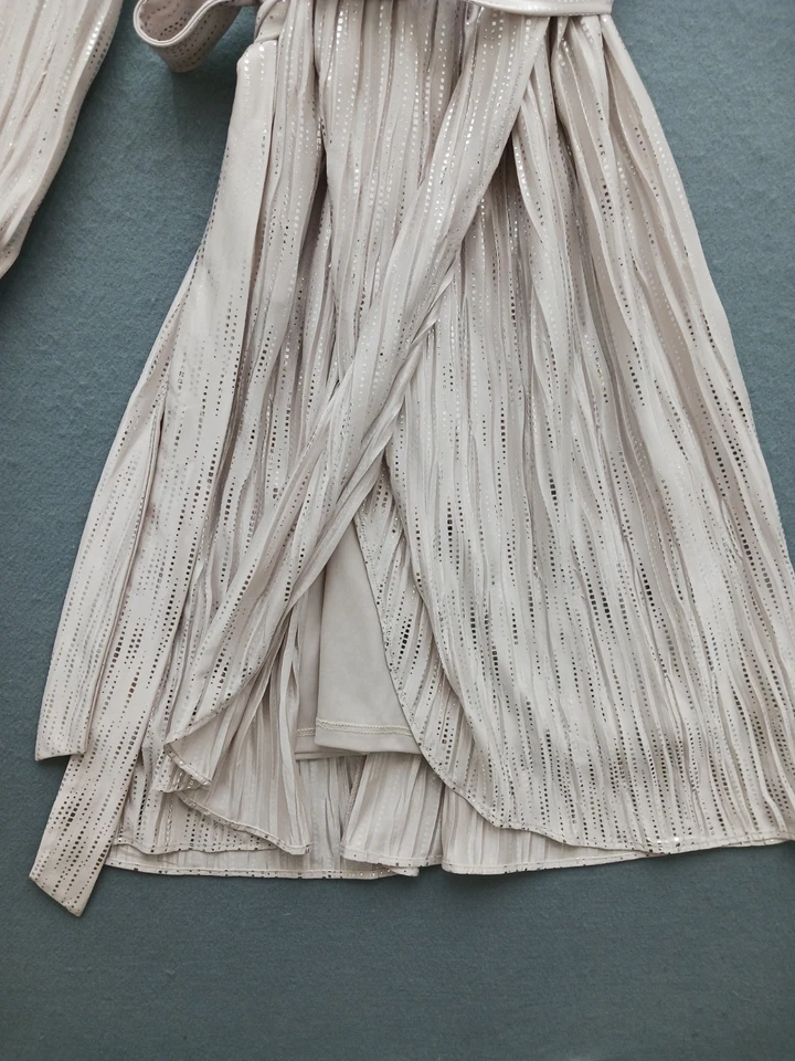 Vestido para mujer Guess envolvente hasta la rodilla 14 beige a rayas manga larga Foto 3 de 4