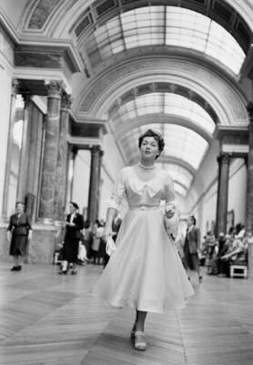 Lana Turner During A Visit To The Louvre In Paris France 1953 Old Photo 1