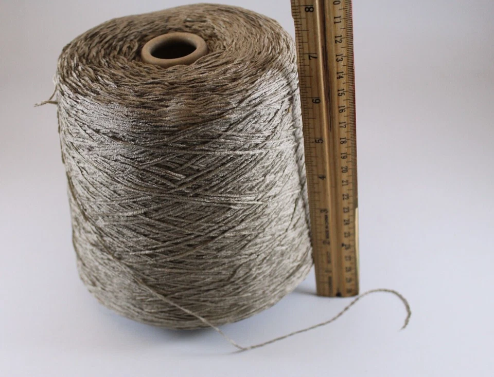 Telas de chenilla de rayón Valley Yarns marrón "taupe" 2,5 lb. Cono Foto 2 de 3