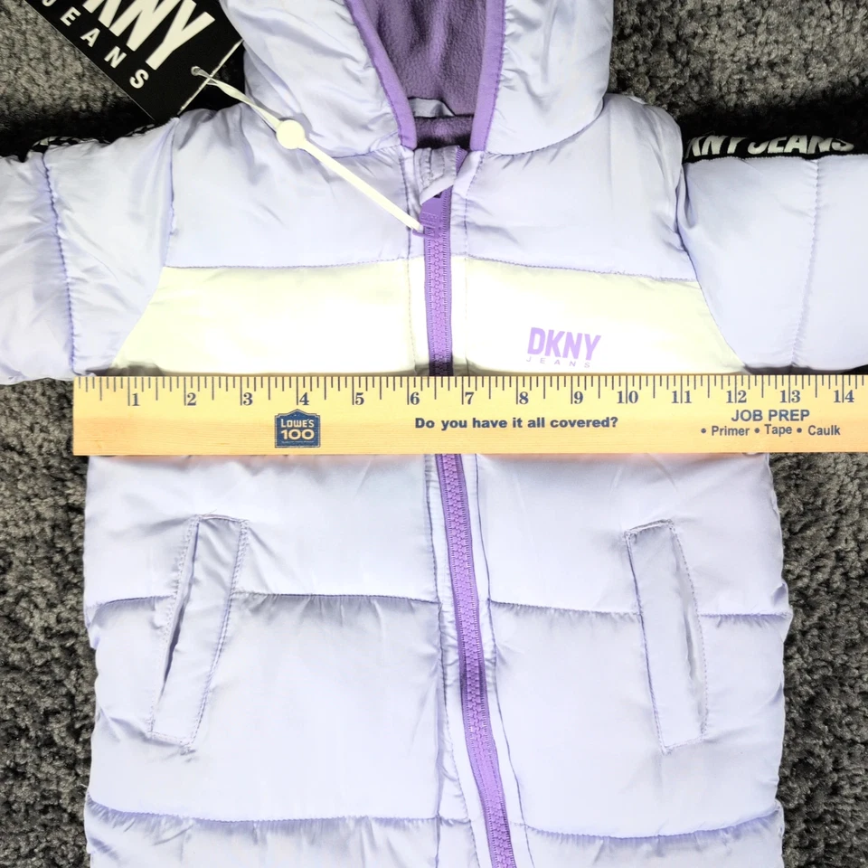 Macacão de neve DKNY jeans acolchoado infantil 6/9M lavanda roxo forrado de lã novo com etiquetas - Imagem 4 de 4