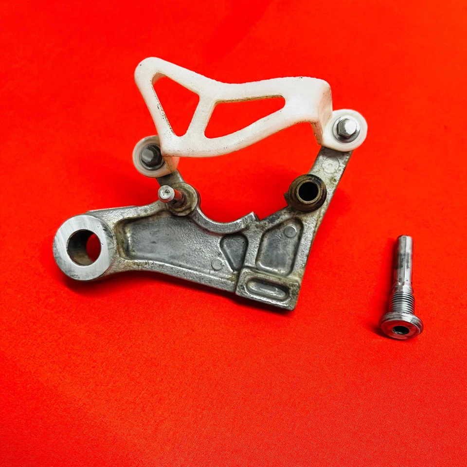 CRF150R SOPORTE DE MONTAJE DE PINZA DE FRENO TRASERO GENUINO OEM HONDA CRF 150 RB (07-24) Foto 2 de 4