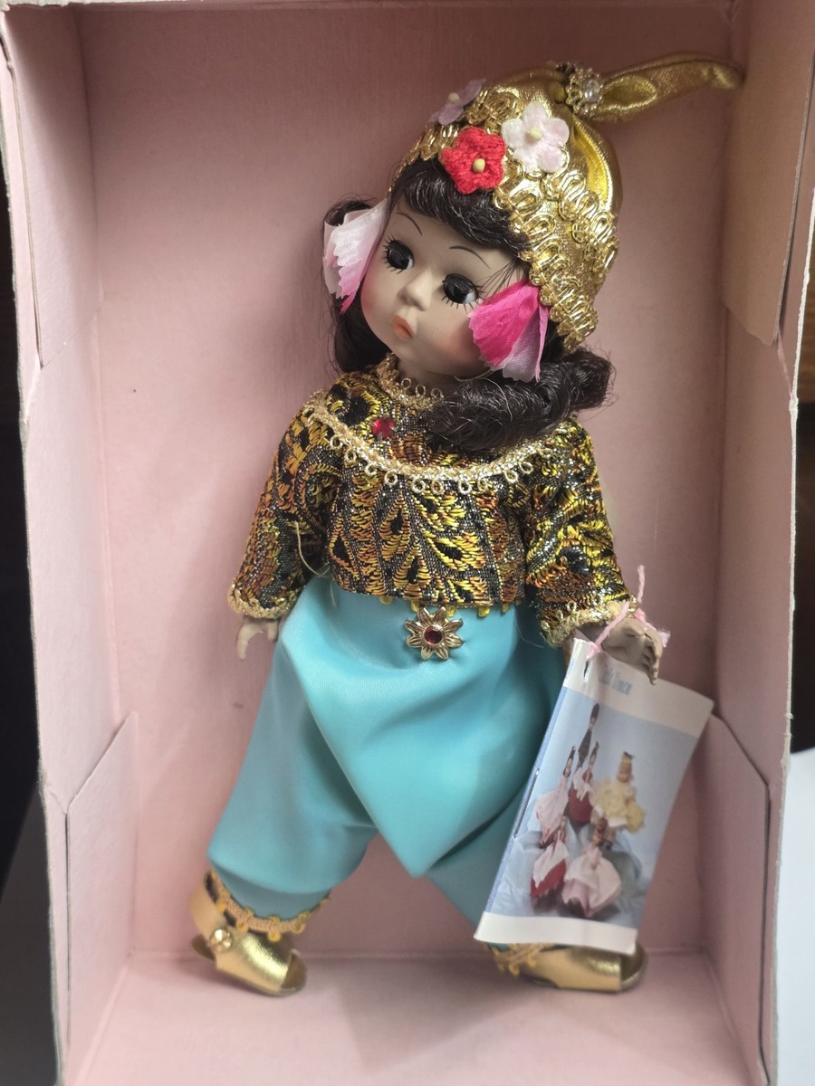 Vintage MADAME ALEXANDER 8