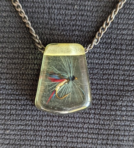 Vintage Lucite Fliegenfischen Krawattenkette Verschluss Bar Angler Köder Anhänger - Bild 2 von 4