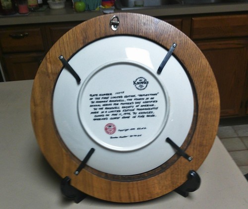 VINTAGE KNOWLES NORMAN ROCKWELL MOTHER'S DAY PLATE 1979 W/ WOOD WALL MOUNT FRAME - Picture 3 of 4