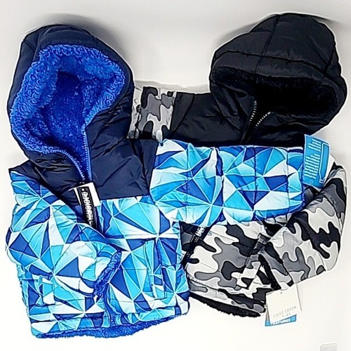 Abrigo con capucha reversible de piel sintética camuflaje azul/negro Falls Creek para niños pequeños - Imagen 2 de 15