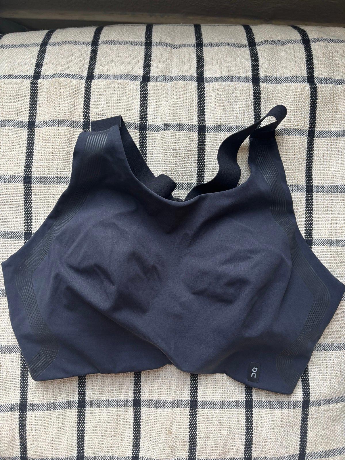 On Cloud black sports bra. Best fits a S. Wear to the band as shown