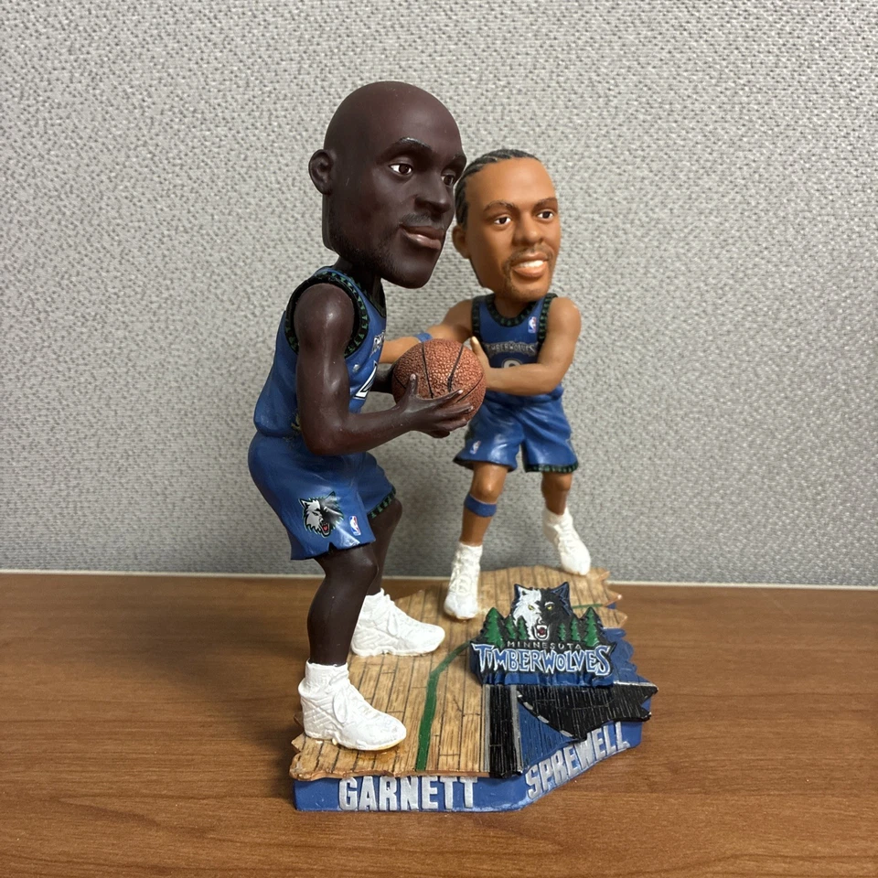 🏀VERY RARE MINNESOTA TIMBERWOLVES KEVIN GARNETT & SPREWELL DUEL BOBBLEHEAD #504 - Image 2 of 4
