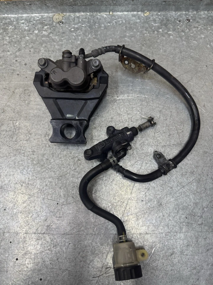 Soporte de pinza de freno trasero Yamaha YZF R1 5WP y cilindro maestro 2002-03 Foto 2 de 4