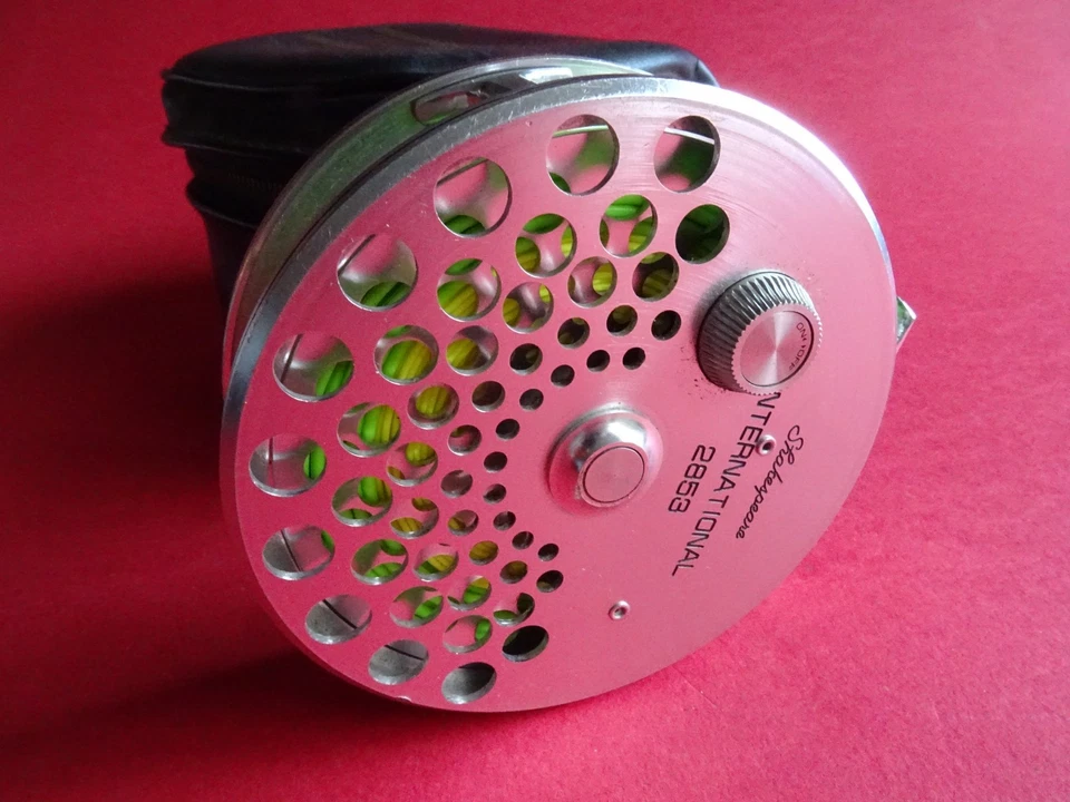 MUITO BOM MOLINETE MOSCA INTERNACIONAL LIGA DE MAGNÉSIO SHAKESPEARE LEVEMENTE USADO 3 5/8" - Imagem 2 de 4