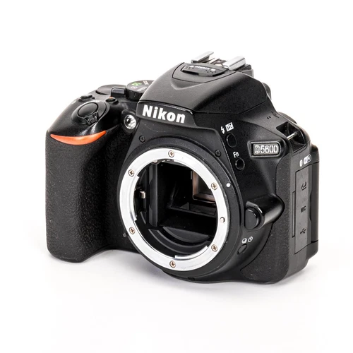 Nikon D5600 schwarz gebraucht Zustand Gut - Bild 1 von 5