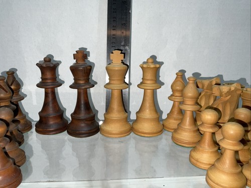 Old vintage wooden felted weighted chessmen chess set 3 3/4” King - Picture 5 of 5