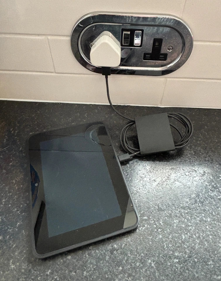 Bundle Black Kindle Fire HD 7" Display Hot Pink Case New Never Used 32 GB Plug - Image 2 of 4