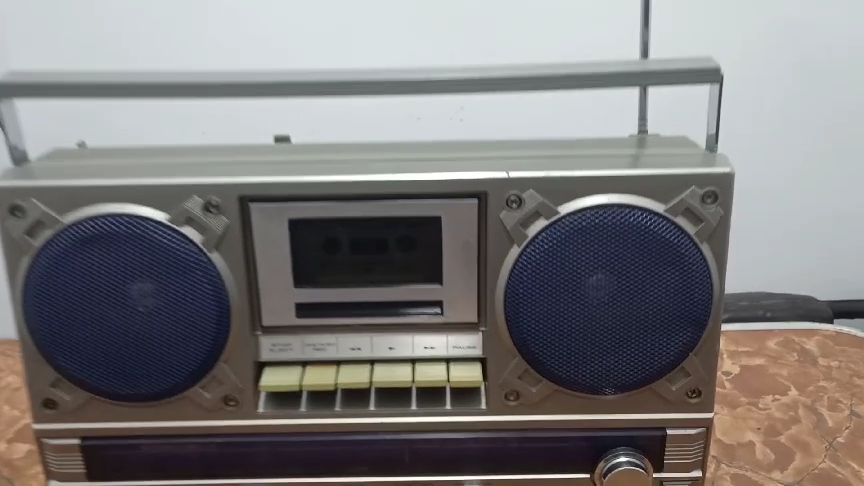 Vintage AKAI AJ-435 Boombox Vintage Cassette Radio Player - Used