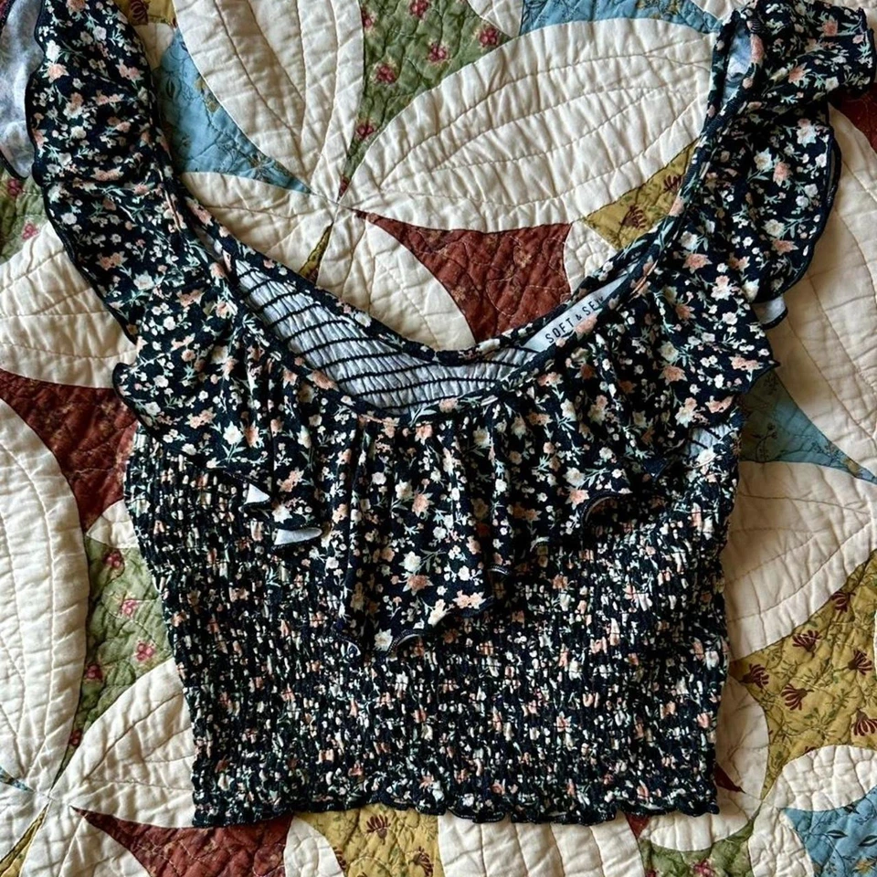 Conjunto de falda y blusa a juego American Eagle floral negra de 2 piezas. Talla S. Foto 3 de 4