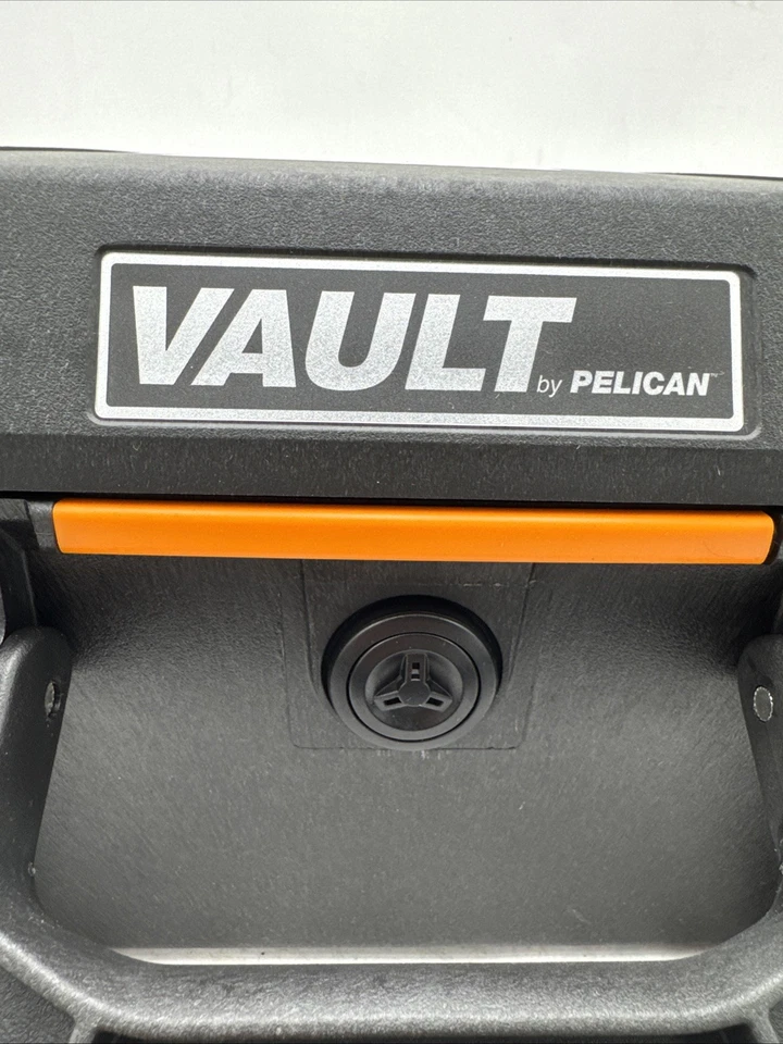 Estuche para pistola Pelican Vault V300 grande a prueba de aplastamiento y polvo con espuma - negro Foto 3 de 4