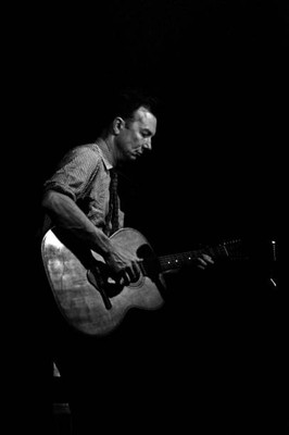 Folk singer activist Pete Seeger performs at Carnegie Hall in Dece- Old Photo 5