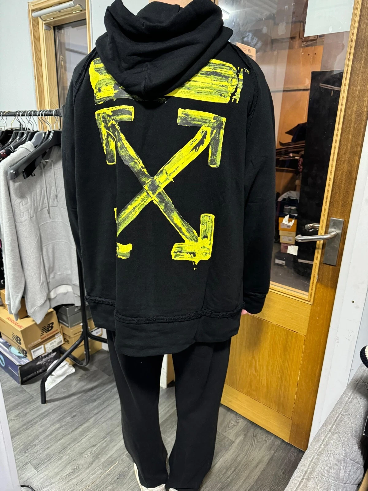 Felpa con cappuccio oversize Off White nera e gialla acrilica frecce Taglia L Prezzo consigliato $660