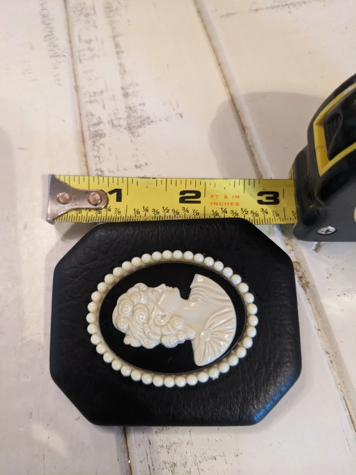 Hebilla de cinturón camafeo vintage blanco y negro para damas Foto 4 de 4