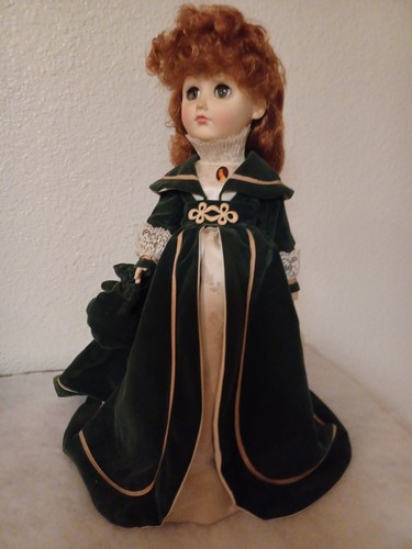 Vtg Effanbee's Porcelain Dall Victoria Station # 7853 18" Tall Green Beige - Picture 3 of 7