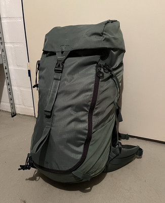 Grüner Quechua Trekkingrucksack 35 Liter mit Hüft- und Bauchgurt und Trinksystem