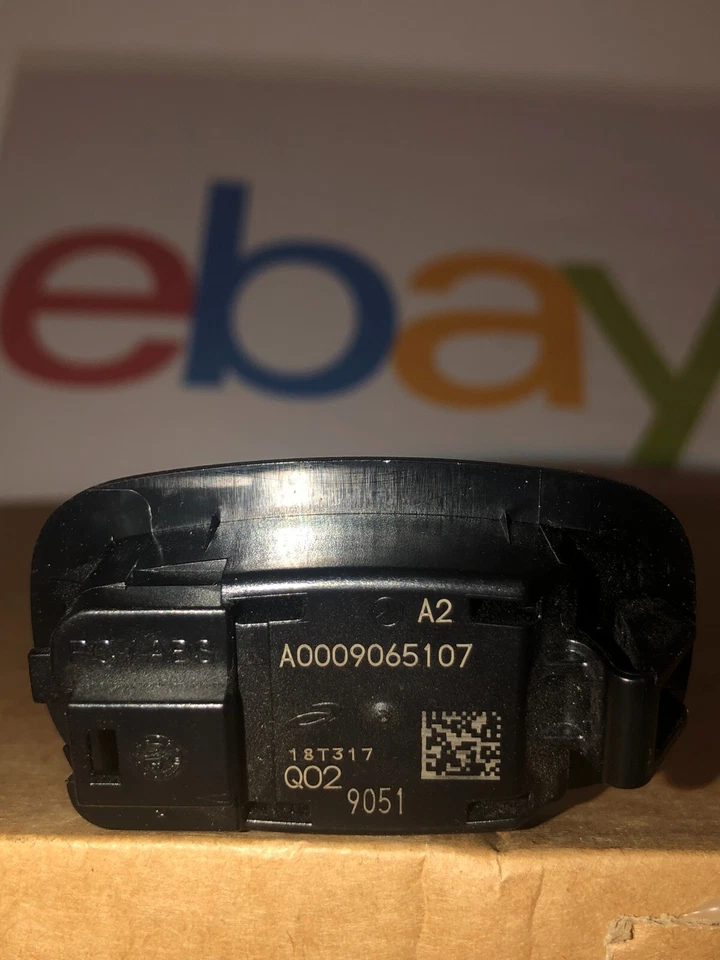 Оригинальная лампа для салона Mercedes-Benz A00090651079051 - Изображение 2 из 2