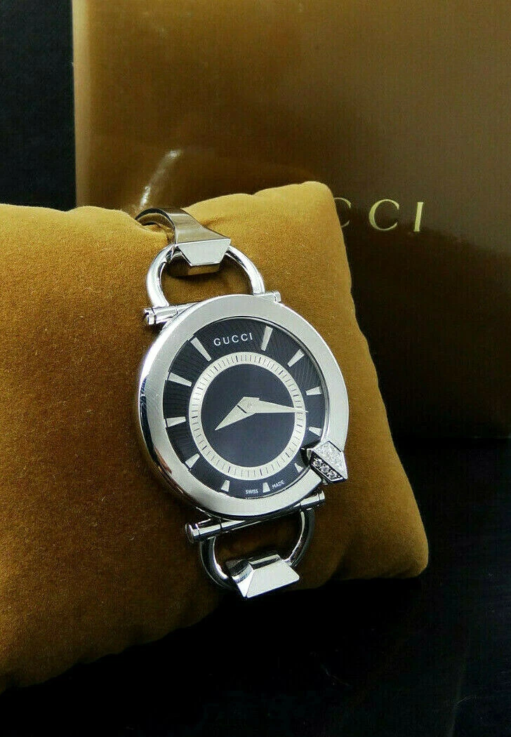 Montre femme Gucci série 122,5 Chiodo cadran noir accentué diamant ton argent