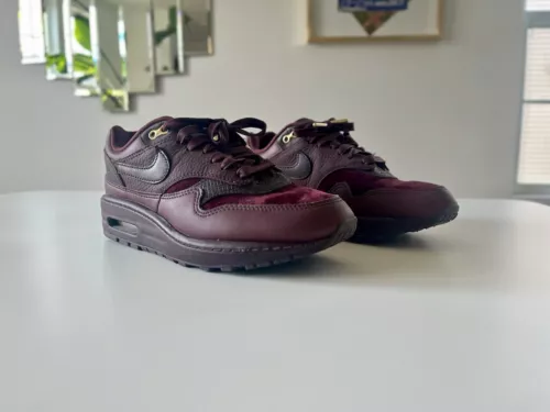 Women’s Air Max “ Burgundy Crush” Size US 7