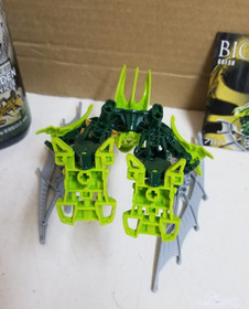 LEGO BIONICLE Stars 7117 GRESH with Manual Golden Armor Piece Canister