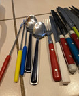 Kitchen utensils 15 plastic baskets 8 plates signed knives 4 Fiesta 2 Laguiole — photo 6