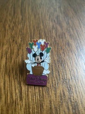 Z12-15 DISNEY PIN - MICKEY MOUSE IN BASKET LIFTED BY MOUSE EAR BALLOONS - NEW